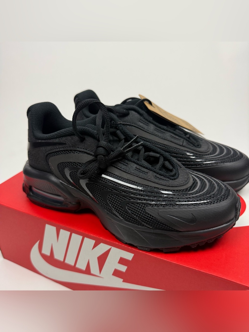Nike Men's Black and Red Air-Cushioned Sneakers
